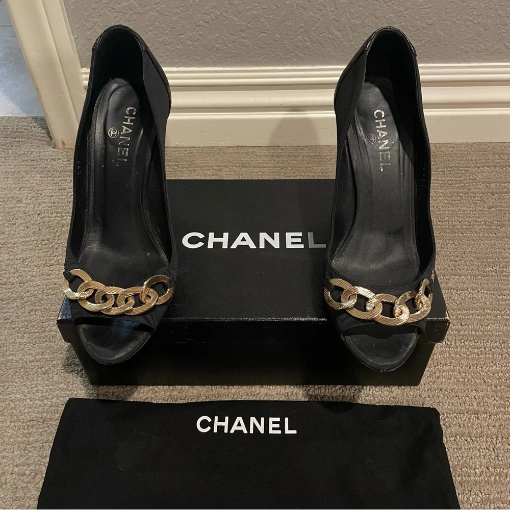 Chanel CC Logo Chain Black Quilted Leather Heels - Picture 2 of 10